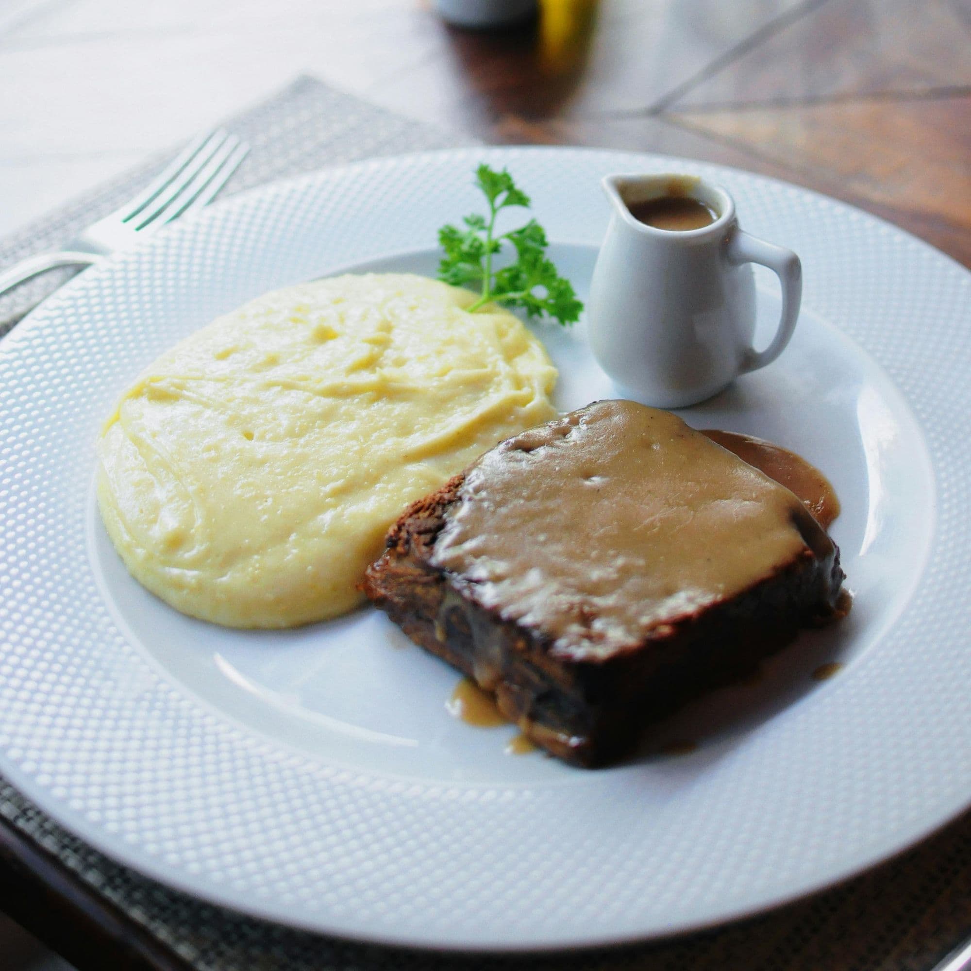 Hackbraten mit Kartoffelpüree und Bratensauce, Meatloaf with Mashed Potatoes and Gravy, AMERICAN, Rind, Hackfleisch, Püree, Bequem, Familie, FAMILY, BUDGET_FRIENDLY, DINNER, BEEF