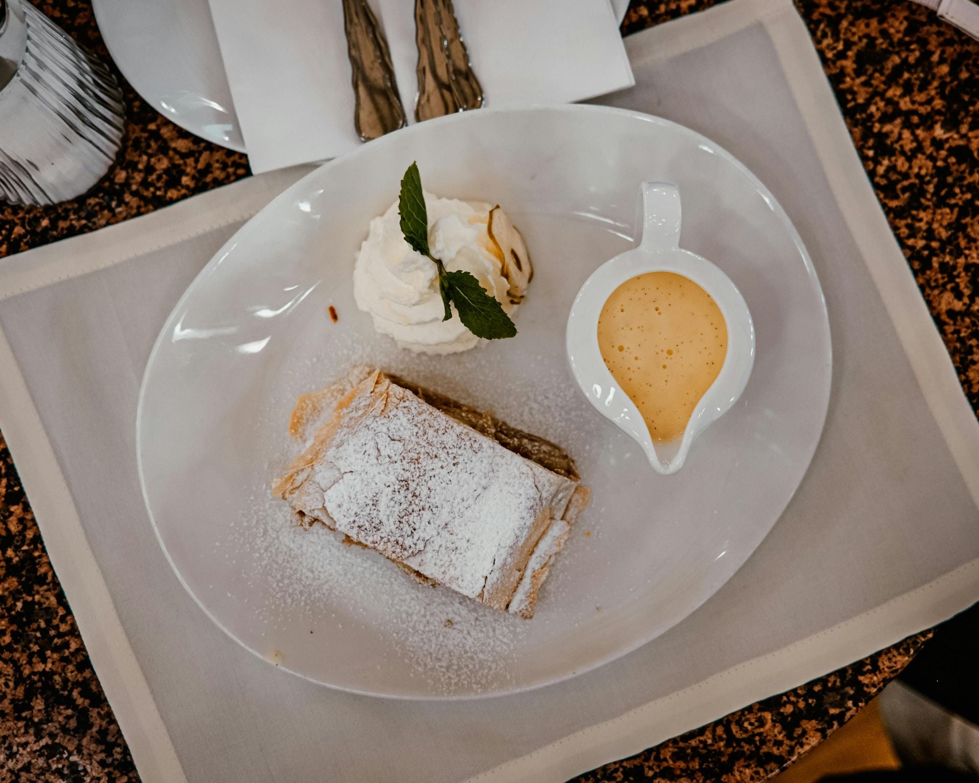 Apfelstrudel, AUSTRIAN, Dessert, Traditionell, Österreichisch, TRADITIONAL, SWEET, FESTIVE, SNACK, SNACKS