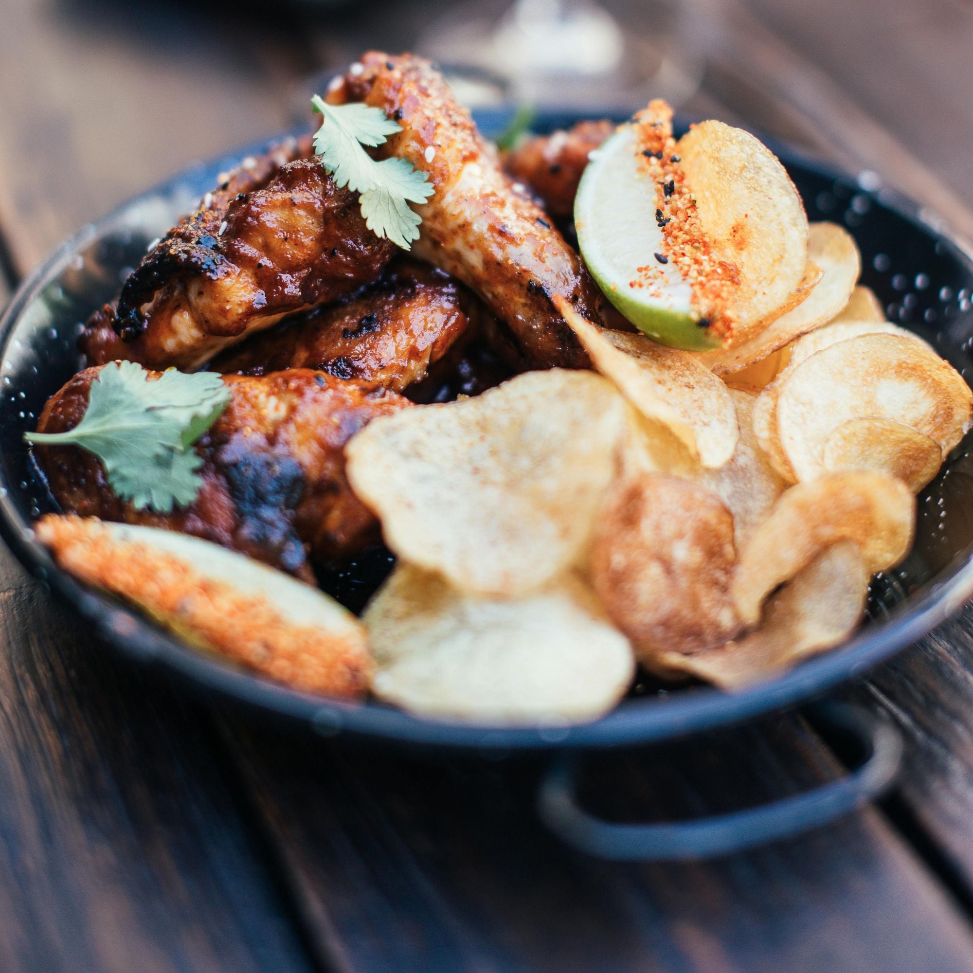 BBQ Hähnchenflügel mit Chips, BBQ Chicken Wings with Chips, AMERICAN, BBQ, Hähnchen, Chips, Huhn, Fast Food, PARTY, BUDGET_FRIENDLY, EASY, SNACK, DINNER, CHICKEN, FAMILY, SNACKS