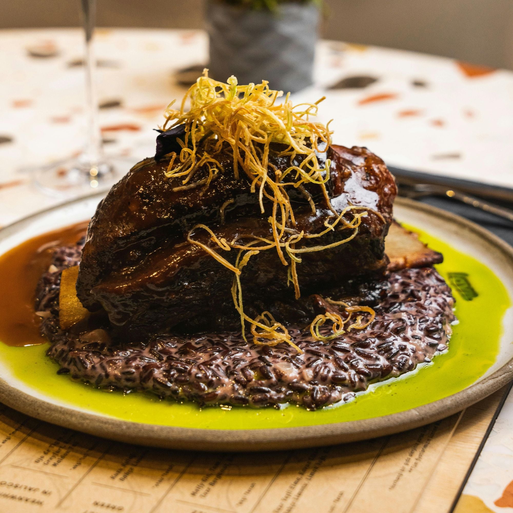Geschmorte Rinder-Rippchen mit Risotto, Braised Short Ribs with Risotto, INTERNATIONAL, Rind, Risotto, Geschmort, Festlich, Zart, GOURMET, FANCY, LARGE_GROUP, DINNER, DINNER_PARTY, BEEF, RICE_MEALS