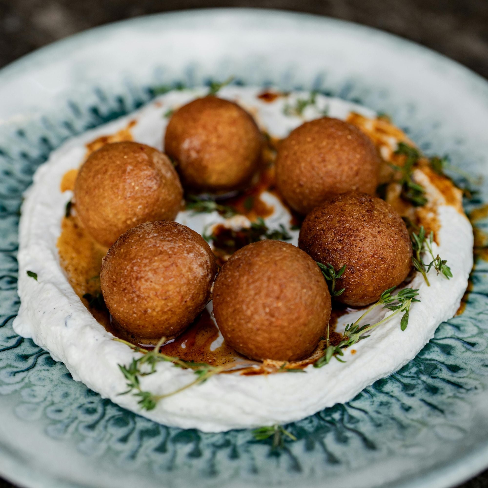 Kibbeh mit Joghurt, Kibbeh, MIDDLE_EASTERN, Rind, Bulgur, Joghurt, Nahost, VEGETARIAN, GOURMET, TRADITIONAL, DINNER, LUNCH, BEEF, FAMILY