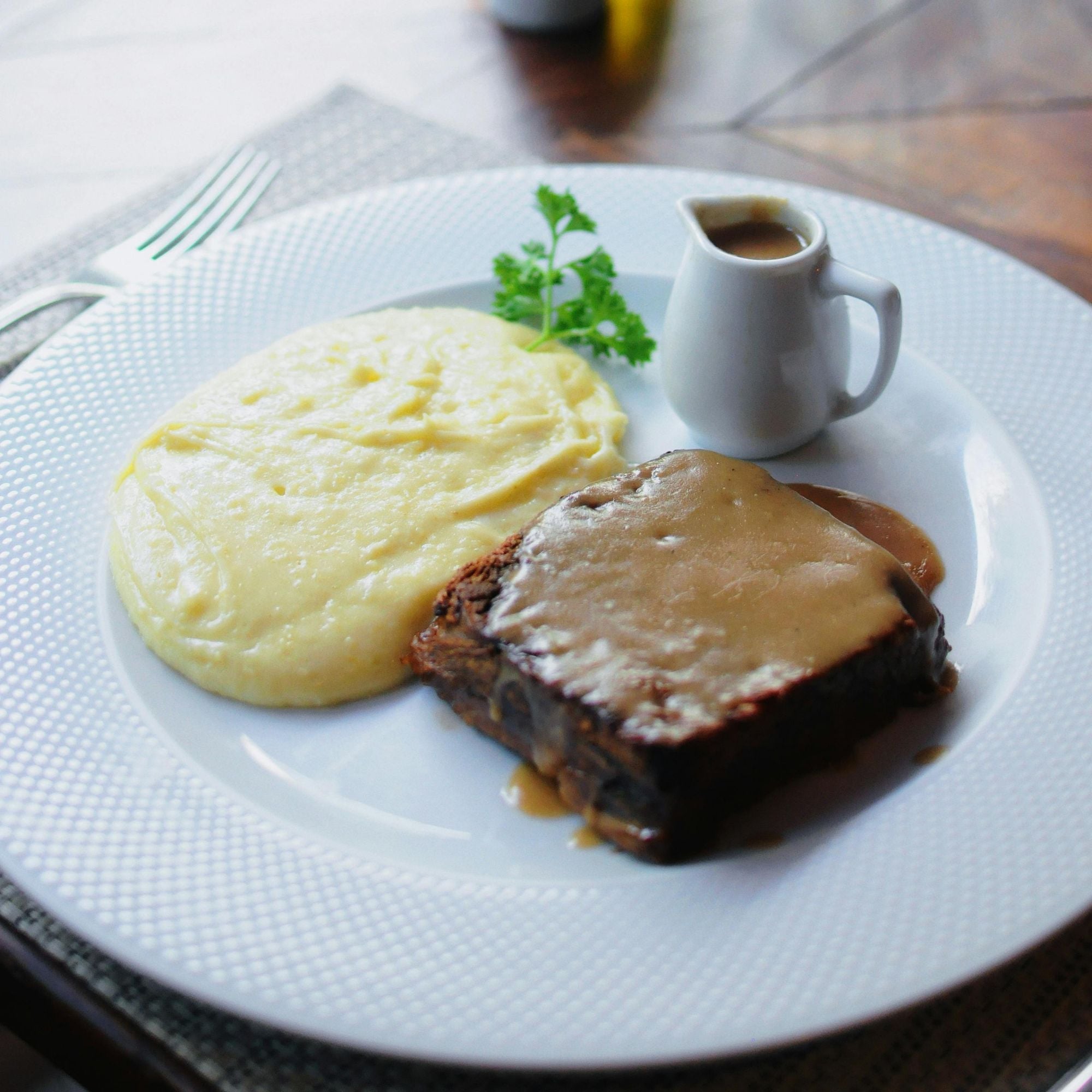 Hackbraten mit Kartoffelpüree und Bratensauce, Meatloaf with Mashed Potatoes and Gravy, AMERICAN, Rind, Hackfleisch, Püree, Bequem, Familie, FAMILY, BUDGET_FRIENDLY, DINNER, BEEF