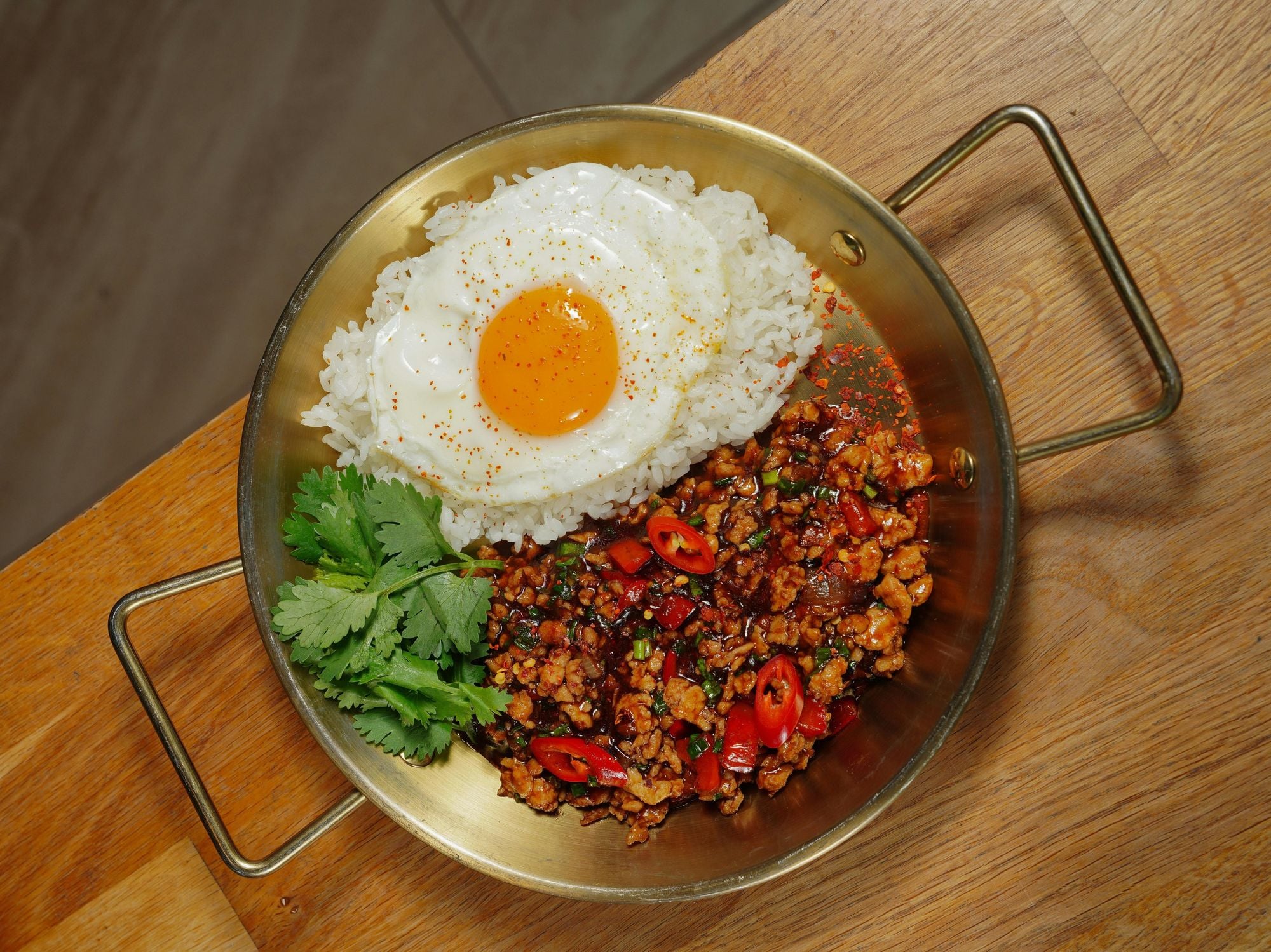 Gebratener Thai-Hähnchenreis mit Spiegelei, Thai Stir-Fried Chicken with Rice and Fried Egg, THAI, Hähnchen, Reis, Spiegelei, Thai, Würzig, SPICY, TRADITIONAL, QUICK, DINNER, LUNCH, CHICKEN, RICE_MEALS