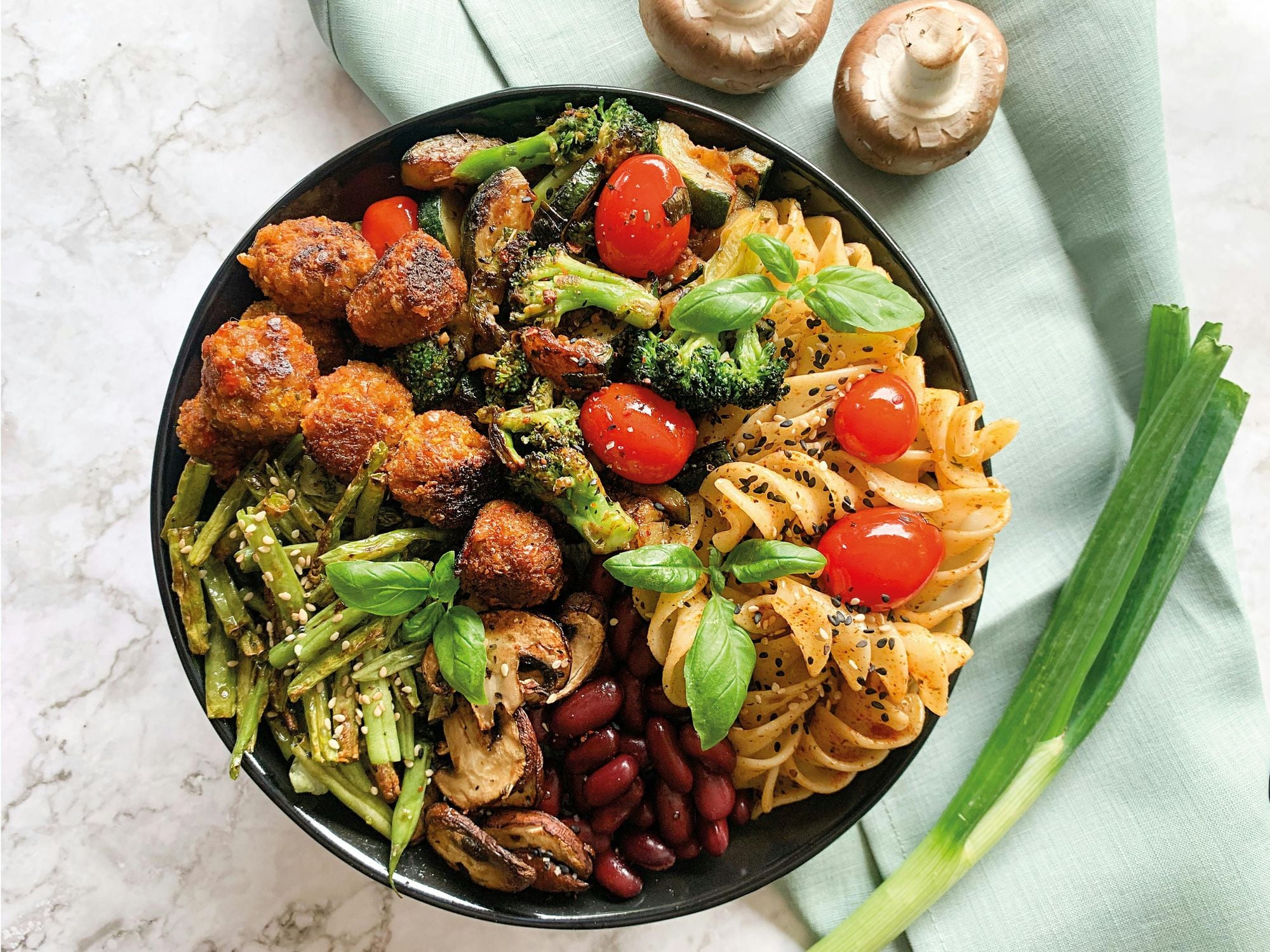 Veganer Pasta Bowl, Pasta Bowl, MEDITERRANEAN, Vegan, Bowl, Fusilli-Nudeln, Pflanzliche Fleischbällchen, VEGAN, HEALTHY, LIGHT_MEAL, BOWL, DINNER, LUNCH, PASTA