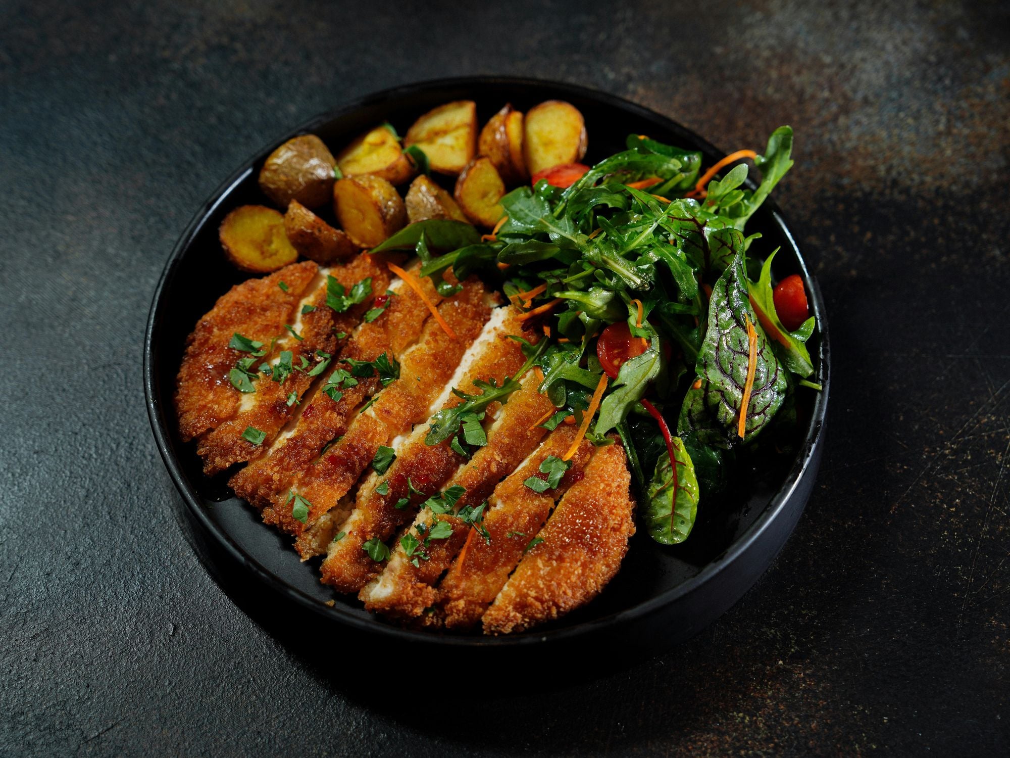 Wiener Schnitzel mit frischem Blattsalat und Bratkartoffeln, AUSTRIAN, Kalbschnitzel, Salat, Bratkartoffeln, Traditionell, Knusprig, Rind, TRADITIONAL, FAMILY, GOURMET, DINNER, LUNCH, BEEF